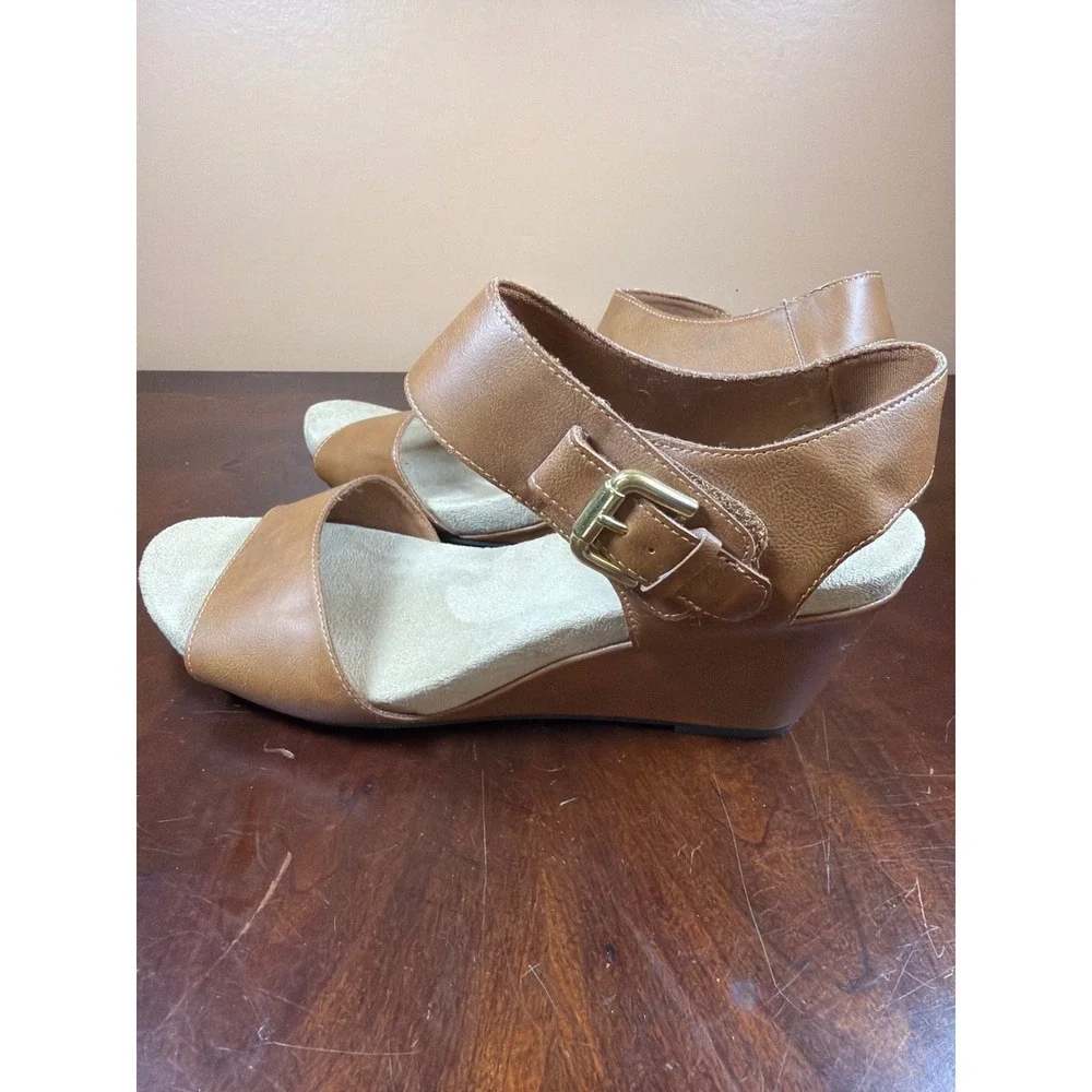 Comfort Plus by Predictions Womens Cognac Brown Wedge Sandals Ankle Strap Buckle